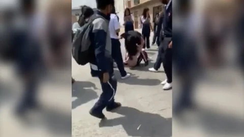 Caso de bullying Alumnas de telesecundaria se pelean en Celaya (VIDEO)
