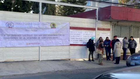 Trabajadores desatan protesta en la SADER Puebla; cierran oficinas y exigen mejores condiciones laborales