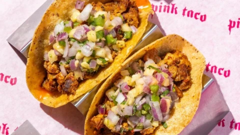 Dos tacos envueltos para llevar