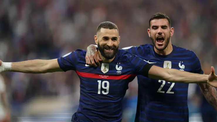 Karim Benzema celebra un gol con Francia