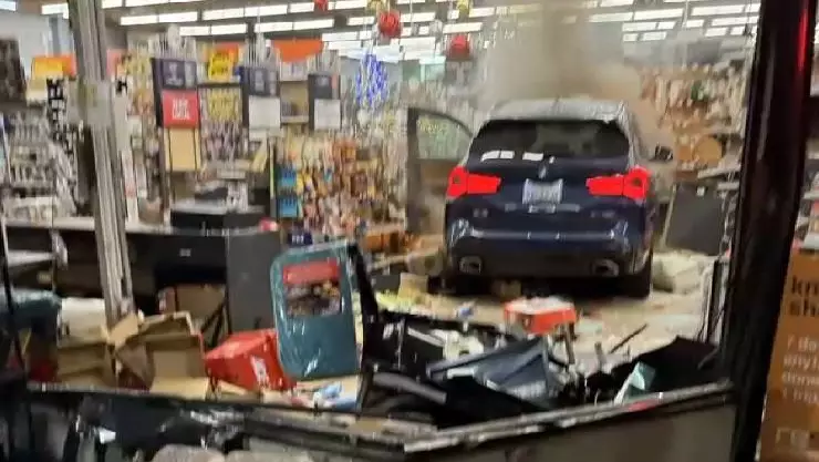 Conductor pierde el control y se impacta contra fachada de ferretería.jpg