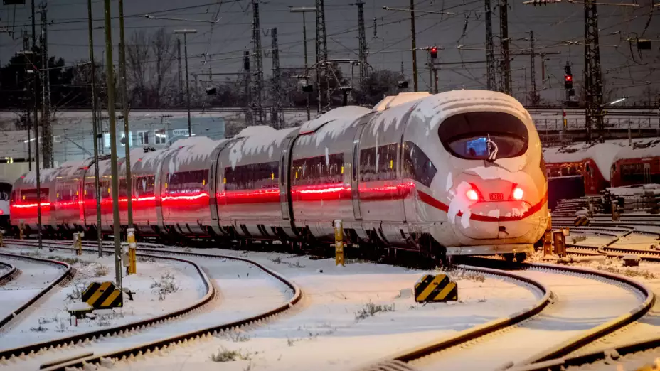 Tren de alta velocidad en Fráncfort, Alemania.