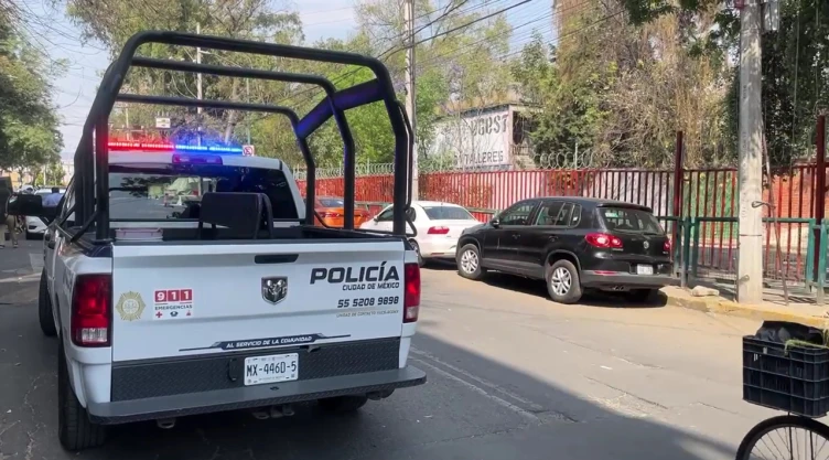 Alumno de secundaria en Azcapotzalco entró con una pistola y cartuchos útiles.