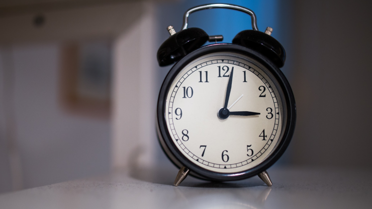 ¿Por qué despertarte a las 5 AM para entrenar podría estar impidiéndote bajar de peso?