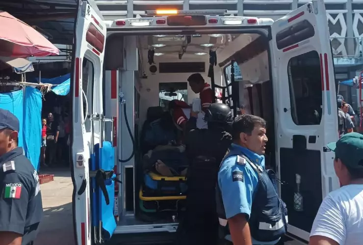 El joven sufrió un paro cardíaco ante la mirada de muchas personas en el Lucas de Gálvez; fue llevado de inmediato al hospital
