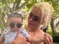 Karol G con su sobrina.jpg