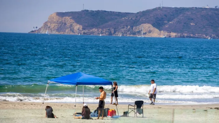 Unas personas pasan la tarde en Coronado Beach, California.