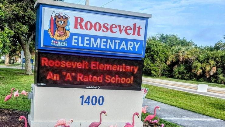 Letrero la Escuela Primaria Roosevelt en Florida