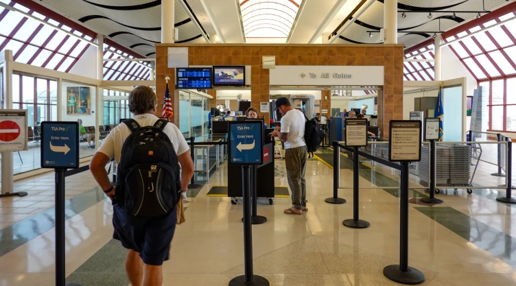 Viajeros en un control en aeropuerto de Illinois