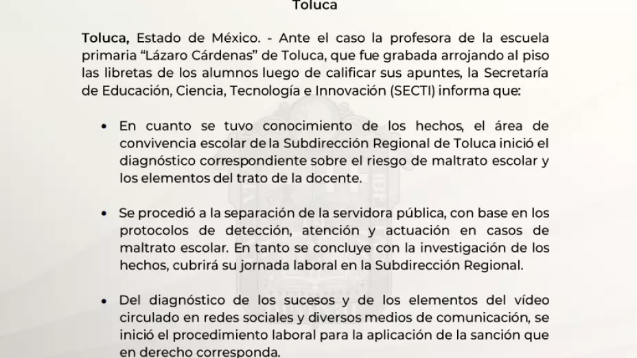 maestra-primaria-avienta-cuadernos-de-alumnos-suelo-video