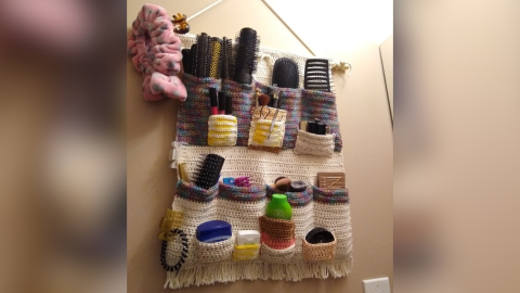 - Cómo tejer una funda de pared a crochet para la secadora y plancha de cabello para ganar espacio en el baño