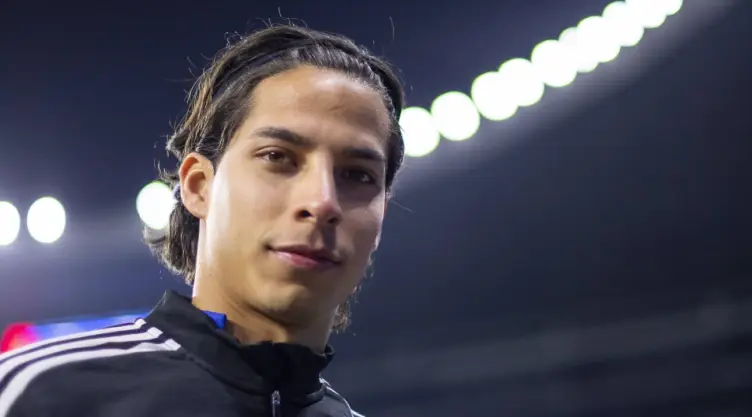 Diego Lainez a su llegada con los Tigres
