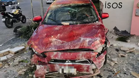 Accidente en Cancún_ Un hombre pierde el control de su coche y se estampa contra barda hoy 9 de noviembre de 2024.jpg