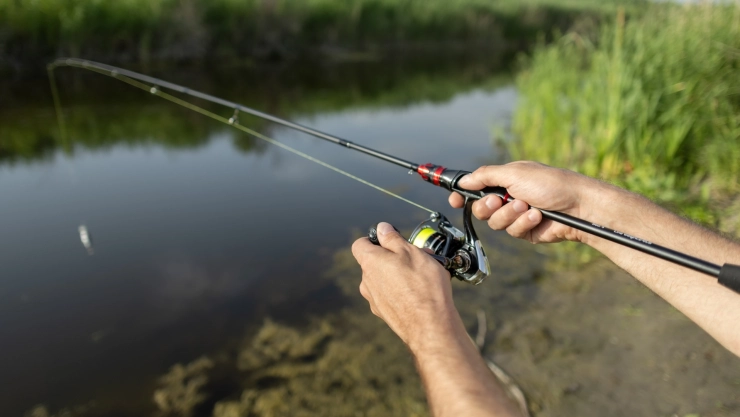 Hombre pescando en el r&iacute;o