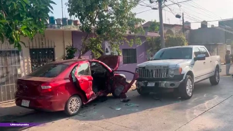 Dos heridos tras choque automovilístico en la colonia Los Pájaros este jueves.