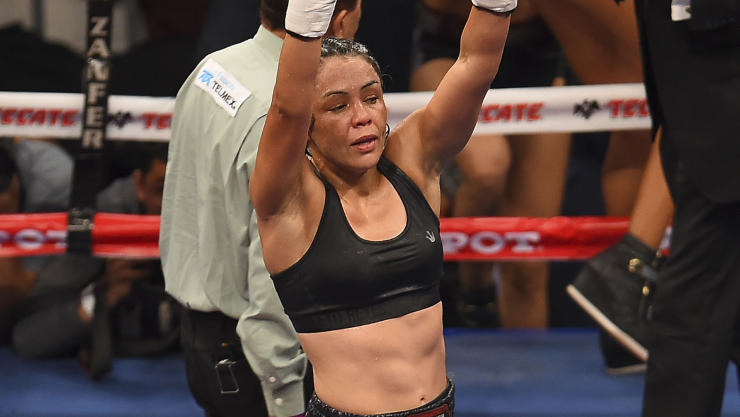 Jackie Nava celebrando la victoria tras su pelea de box