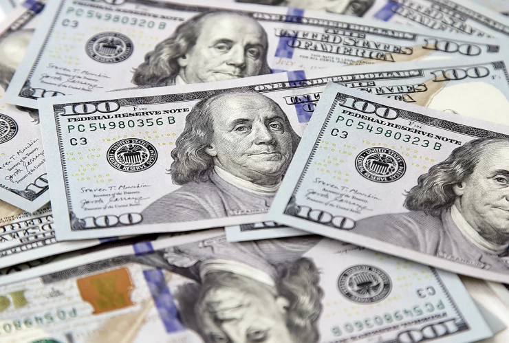 Pila de billetes de 100 dólares