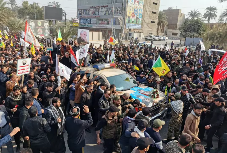 Personas asisten al funeral del general de división iraní Qassem Soleimani, alto comandante de la fuerza de élite Quds de la Guardia Revolucionaria, y del comandante de la milicia iraquí Abu Mahdi al-Muhandis, que murieron en un ataque aéreo en el aer