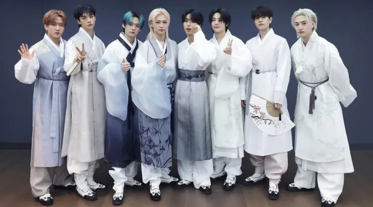 realstraykids.jpg
