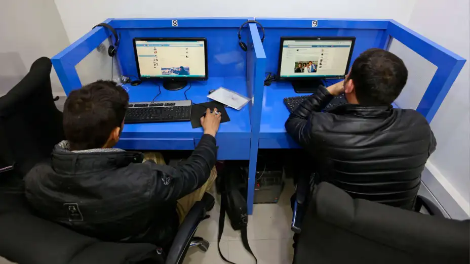 Negocio de internet en Kabul, Afganistán.