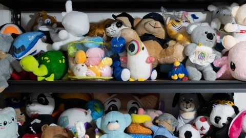 Variedad de muñeco de peluche en fábrica de México