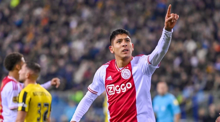 Edson Álvarez festeja su gol ante el Vitesse