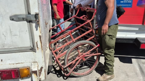 Abuelito queda ATRAPADO entre dos camionetas; así quedó su triciclo tras el fuerte accidente