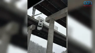  Un conductor de camión fue rescatado tras colgar de puente en Virginia 