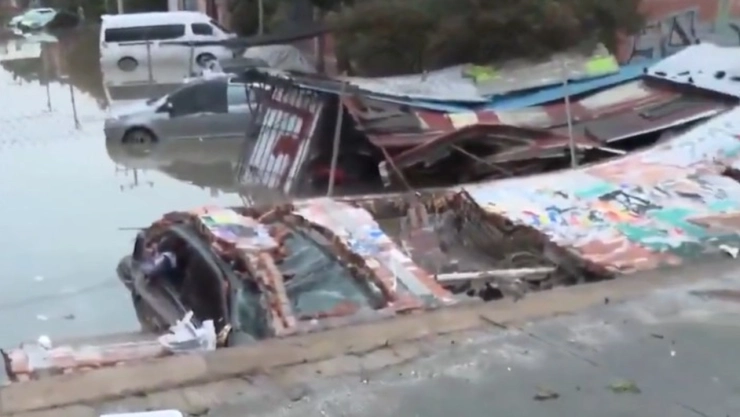 Tormenta eléctrica y fuertes lluvias dejan caos en Edomex; Neza bajo el agua, hospital de Los Reyes. En la imagen se observan las fuertes afectaciones en el Estado de México.