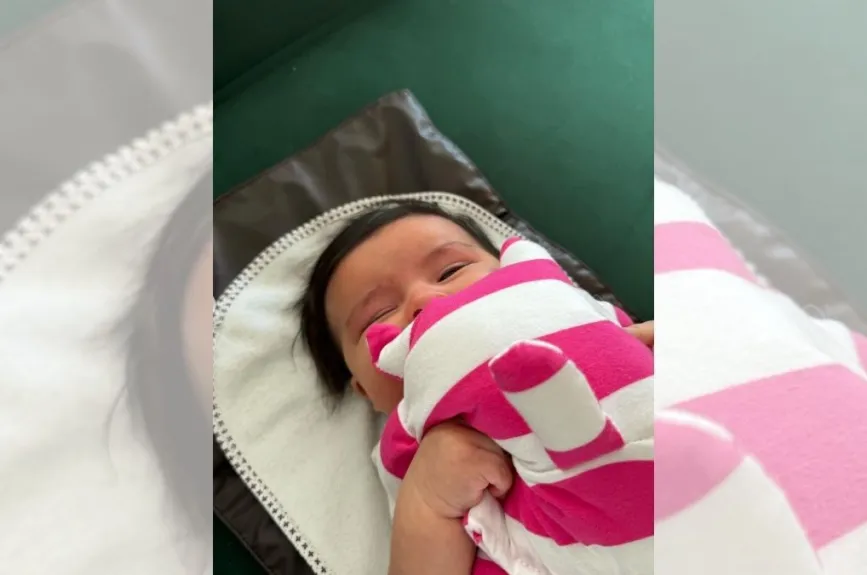 Inti con un peluche, hija de Nodal y Cazzu.jpg