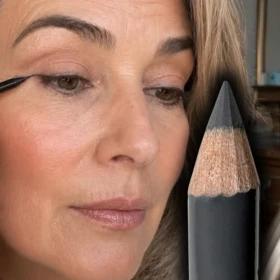 /estilo-de-vida/-como-usar-eyeliner-gris-realzar-mirada-60-anos