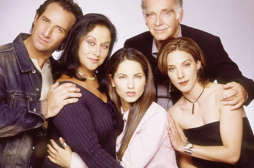 La telenovela “Mirada de Mujer” fue una producción de Argos Televisión para TV Azteca, entre 1997 y 1998. Es una versión de la serie colombiana “Señora Isabel” que rompió los esquemas tradicionales de las historias rosas al abordar problemáticas reales.