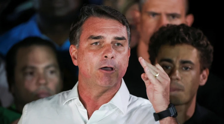 Flávio Bolsonaro se declara presidente electo de Brasil desde Estados Unidos