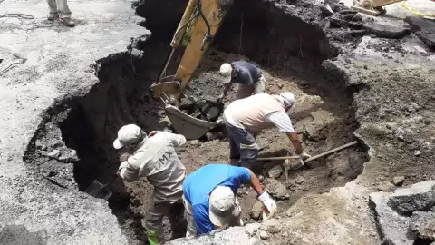 Tapan enorme socavón en Canal de Miramontes, pero se abre otro