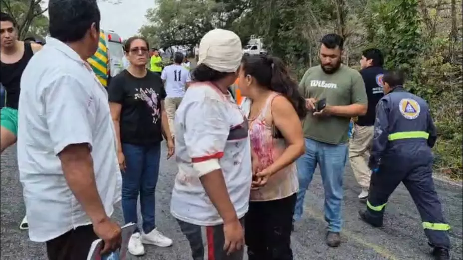 Reportan una mujer muerta por volcadura de autobús en Emiliano Zapata; esto se sabe