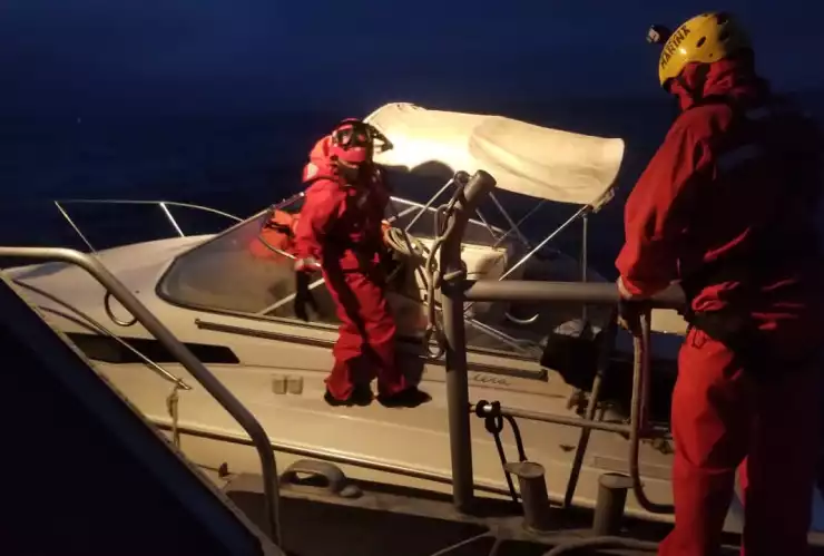 Rescatan a 16 tripulantes de dos embarcaciones a la deriva