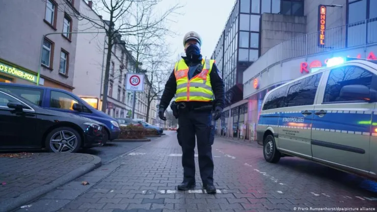 Policía cuidando área de riesgo en Frankfurt, Alemania