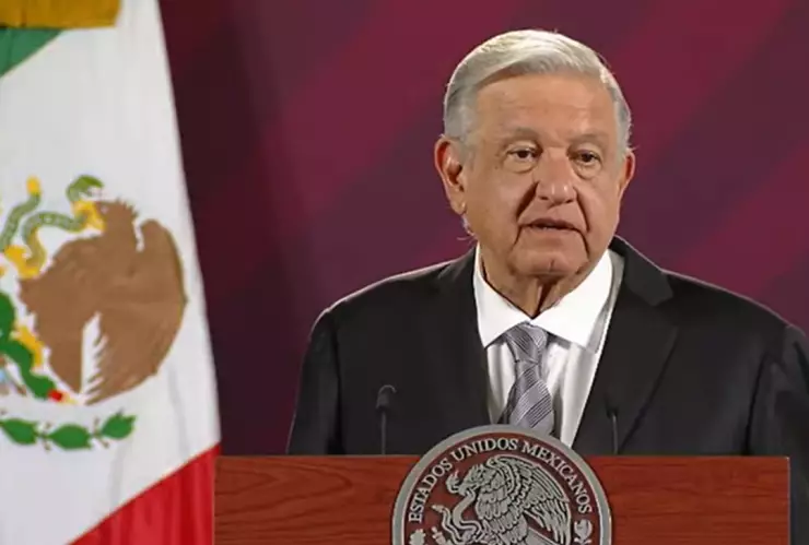 presidente Andrés Manuel López Obrador jutno a la bandera de México