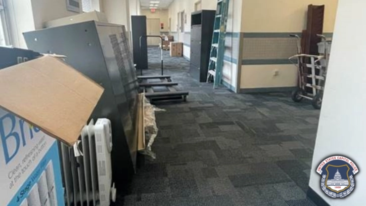 Un oficial encontró la bolsa en medio del piso de un pasillo.