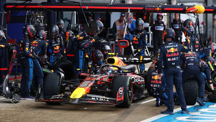 Checo Pérez en pits de Gran Bretaña