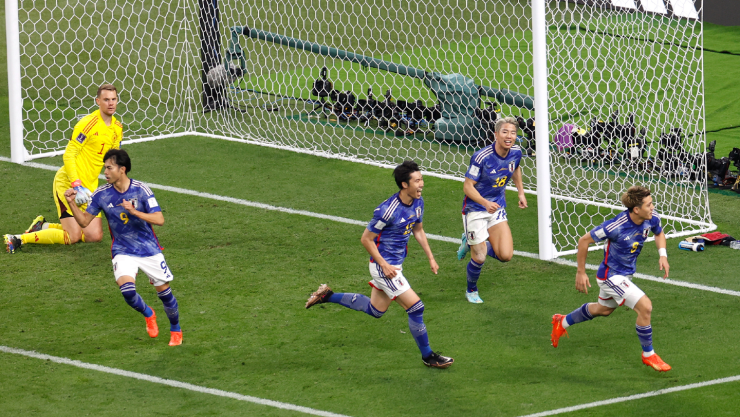 Jugadores de Japón celebran el gol del triunfo