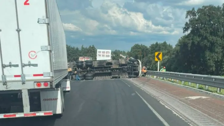 Cierre por volcadura en la autopista México-Puebla