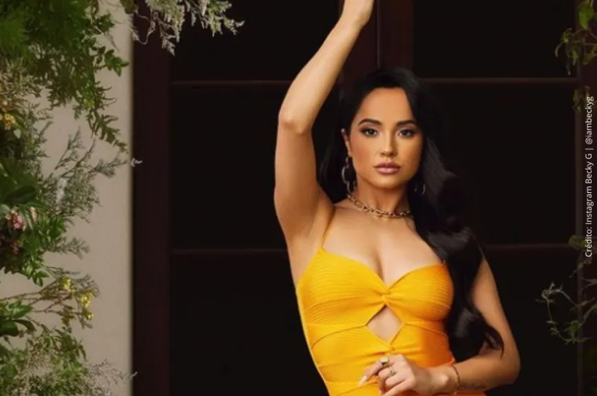 Becky G con vestido amarillo..jpg