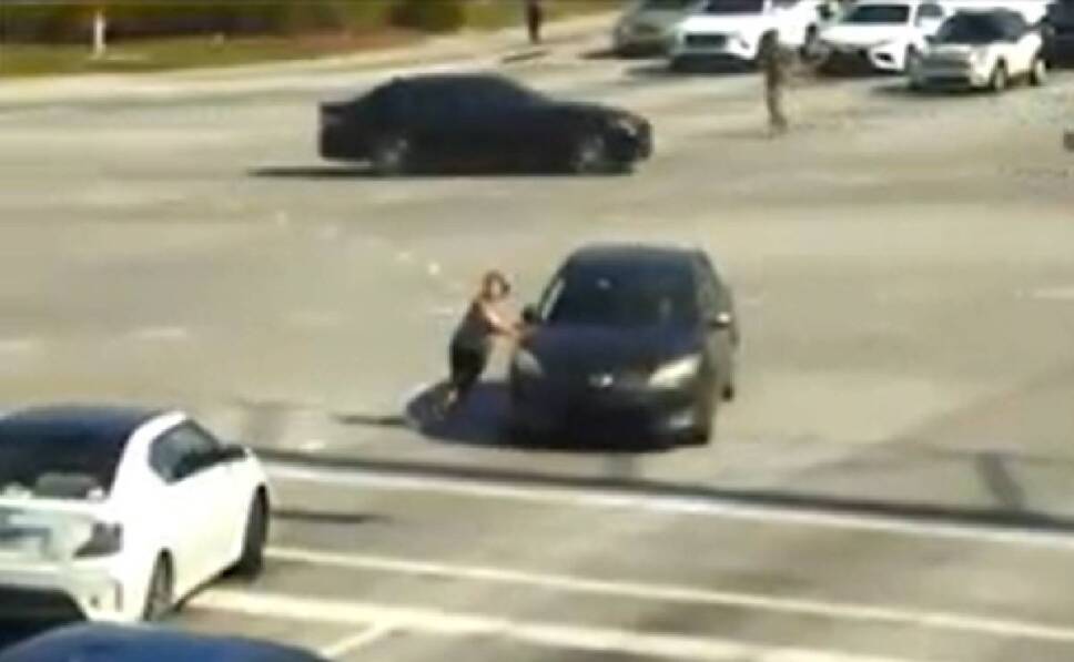 Video Mujer se desmaya mientras maneja, conductores la ayudan