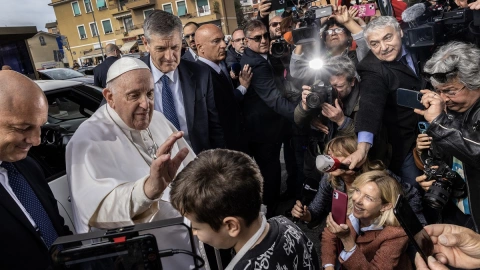 ¡Listo para Semana Santa! Papa francisco vuelve al Vaticano, recibe alta médica tras padecer bronquitis.