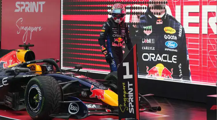 Max Verstappen de Red Bull, tras ganar la carrera de sprint en el GP de Singapur.
