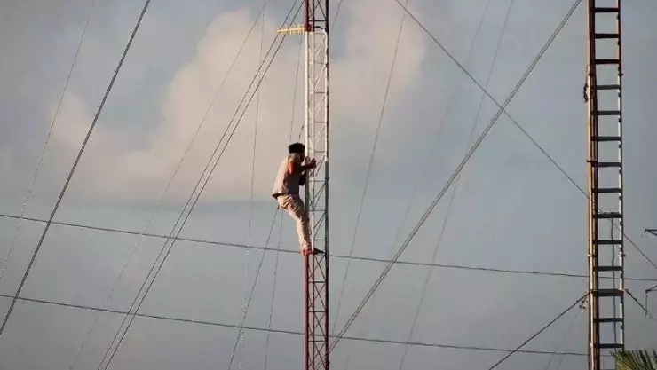 VIDEO_ Hombre trepa torre de control en Chetumal, bomberos llegan al lugar