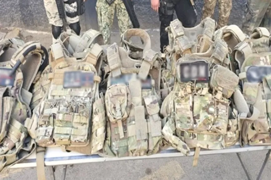 FOTOS: Cae en Hidalgo, Nuevo León, sicarios con arsenal del Ejército y fusil Barret