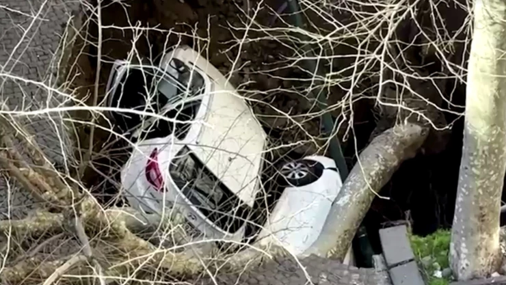 enorme-agujero-se-traga-dos-autos-nápoles-uno-en-movimiento-socavon-video