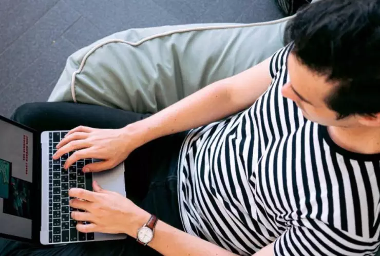 persona en computadora